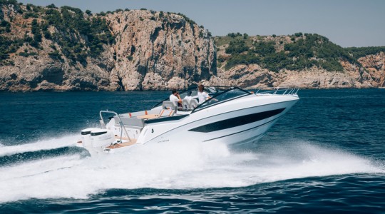flyer_10_foto_catalogo_beneteau_flyer_10_01_navegando.JPG