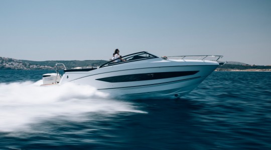 flyer_10_foto_catalogo_beneteau_flyer_10_02_navegando_weekender.JPG