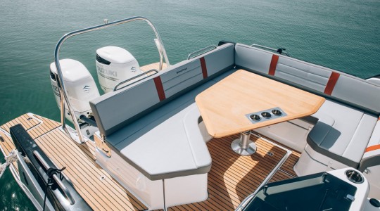 flyer_10_foto_catalogo_beneteau_flyer_10_06_banera_popa.JPG
