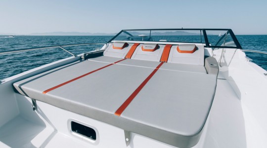 flyer_10_foto_catalogo_beneteau_flyer_10_07_solarium_proa_tomar_el_sol.JPG