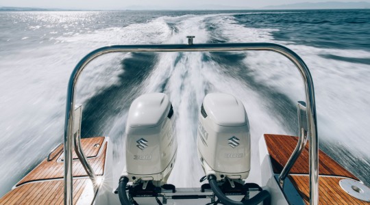 flyer_10_foto_catalogo_beneteau_flyer_10_11_motores_suzuki_300cv_navegando.JPG