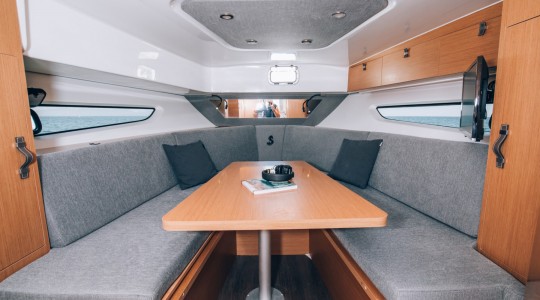 flyer_10_foto_catalogo_beneteau_flyer_10_16_camarote_mesa_interior.JPG