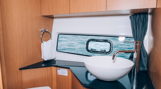 flyer_10_foto_catalogo_beneteau_flyer_10_19_bano.JPG