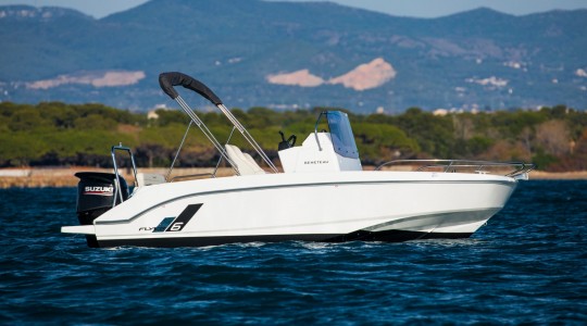 flyer_6_spacedeck_foto_catalogo_beneteau_flyer_6_spacedeck_04_motora_navegar.JPG