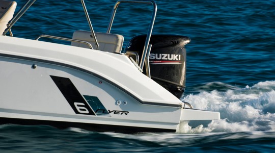 flyer_6_spacedeck_foto_catalogo_beneteau_flyer_6_spacedeck_08_motor_navegando.JPG