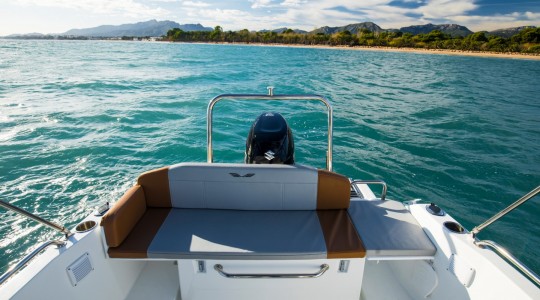 flyer_6_sundeck_foto_catalogo_beneteau_flyer_6_sundeck_012_banera_popa_motor_1.JPG