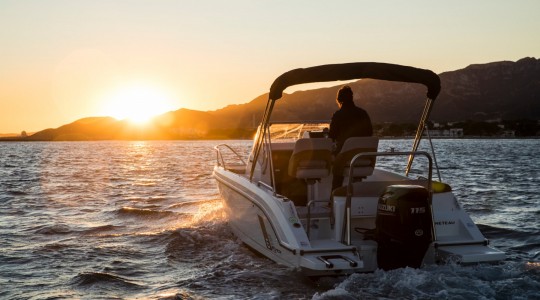flyer_6_sundeck_foto_catalogo_beneteau_flyer_6_sundeck_03_lifestyle_puesta_de_sol_1.JPG