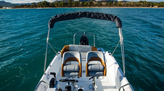 flyer_6_sundeck_foto_catalogo_beneteau_flyer_6_sundeck_08_puesto_de_mando_1.JPG