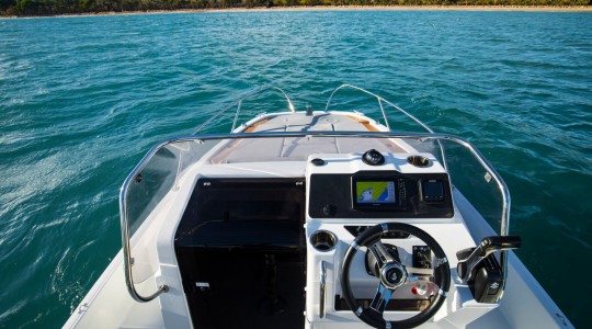flyer_6_sundeck_foto_catalogo_beneteau_flyer_6_sundeck_09_puesto_de_mando_solarium_1.JPG