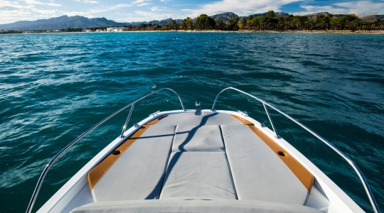 flyer_6_sundeck_foto_catalogo_beneteau_flyer_6_sundeck_10_tomar_el_sol_proa_1.JPG