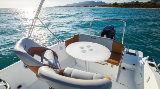 flyer_6_sundeck_foto_catalogo_beneteau_flyer_6_sundeck_11_banera_popa_1.JPG