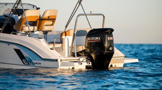 flyer_6_sundeck_foto_catalogo_beneteau_flyer_6_sundeck_13_motor_fondeo_1.JPG