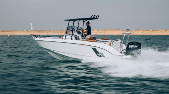 flyer_7_spacedeck_foto_catalogo_beneteau_flyer_7_spacedeck_01_navegando_lifestyle.JPG