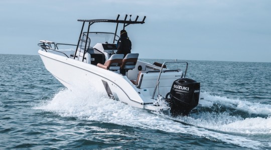 flyer_7_spacedeck_foto_catalogo_beneteau_flyer_7_spacedeck_02_motor_navegando_popa.JPG