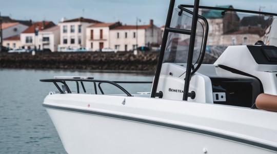 flyer_7_spacedeck_foto_catalogo_beneteau_flyer_7_spacedeck_03_proa_detalles.JPG