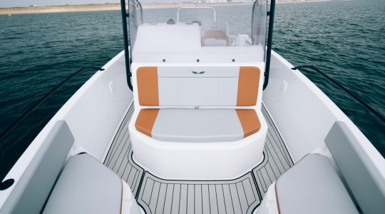 flyer_7_spacedeck_foto_catalogo_beneteau_flyer_7_spacedeck_09_banera_proa.JPG