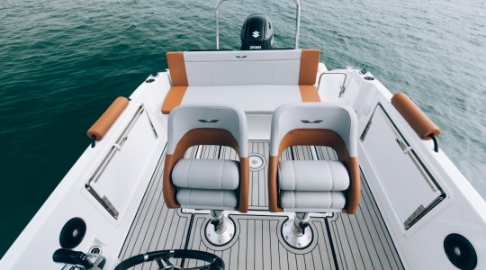 flyer_7_spacedeck_foto_catalogo_beneteau_flyer_7_spacedeck_11_banera_popa.JPG
