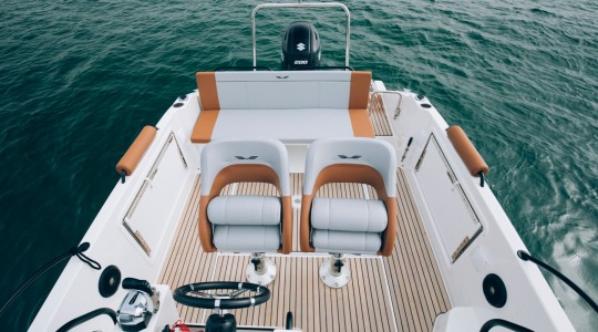 flyer_7_sundeck_foto_catalogo_beneteau_flyer_7_sundeck_05_puesto_de_mando_banera_popa.JPG
