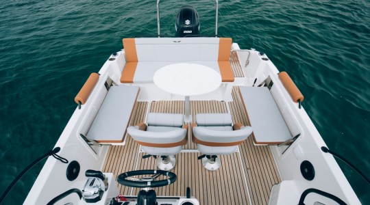 flyer_7_sundeck_foto_catalogo_beneteau_flyer_7_sundeck_06_banera_solarium_popa.JPG