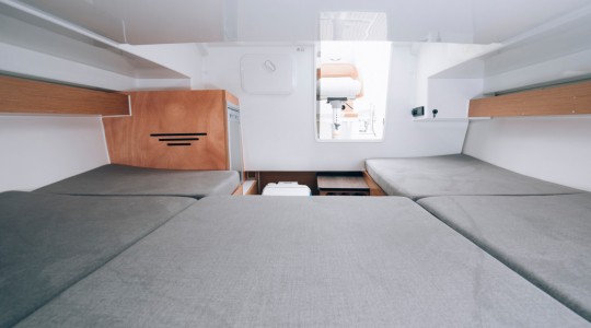 flyer_7_sundeck_foto_catalogo_beneteau_flyer_7_sundeck_11_camarote_interior.JPG