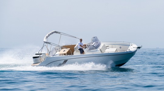 flyer_9_spacedeck_foto_catalogo_beneteau_flyer_9_spacedeck_00_diversion_navegando.JPG