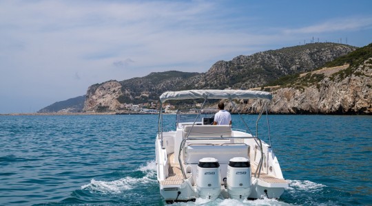flyer_9_spacedeck_foto_catalogo_beneteau_flyer_9_spacedeck_01_lifestyle_navegar.JPG