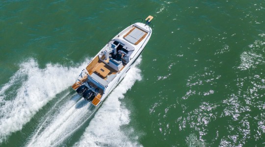 flyer_9_sundeck_foto_catalogo_beneteau_flyer_9_sundeck_01_diversion_navegando.JPG