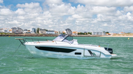 flyer_9_sundeck_foto_catalogo_beneteau_flyer_9_sundeck_02_fondeo.JPG