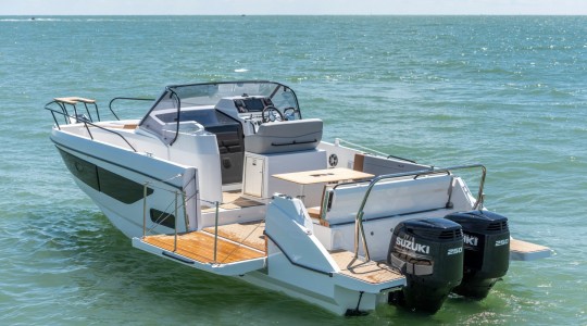 flyer_9_sundeck_foto_catalogo_beneteau_flyer_9_sundeck_03_plataforma_de_bano_fondeo.JPG
