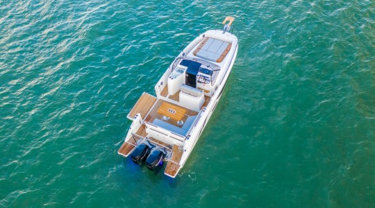 flyer_9_sundeck_foto_catalogo_beneteau_flyer_9_sundeck_04_plataforma_de_bano.JPG