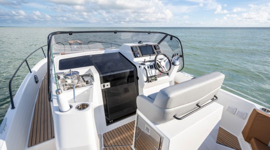 flyer_9_sundeck_foto_catalogo_beneteau_flyer_9_sundeck_05_puesto_de_mando.JPG