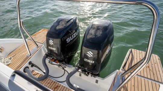 flyer_9_sundeck_foto_catalogo_beneteau_flyer_9_sundeck_06_motorizacion.JPG