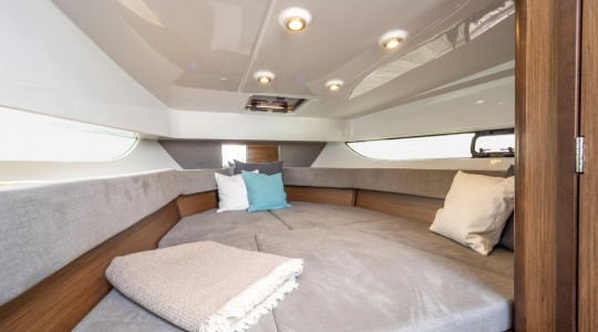 flyer_9_sundeck_foto_catalogo_beneteau_flyer_9_sundeck_10_camarote.JPG
