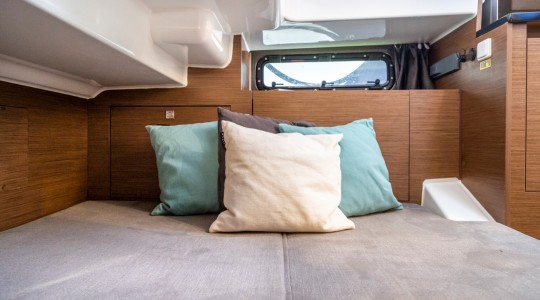 flyer_9_sundeck_foto_catalogo_beneteau_flyer_9_sundeck_12_camarote_interior.JPG