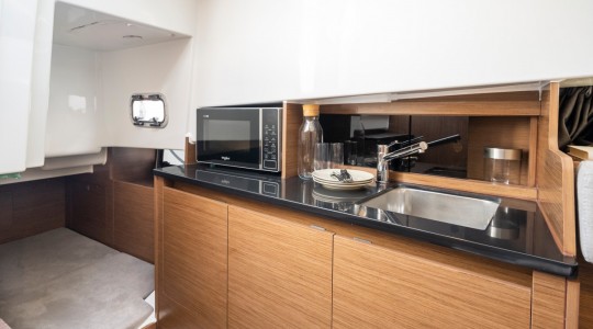 flyer_9_sundeck_foto_catalogo_beneteau_flyer_9_sundeck_13_cocina.JPG