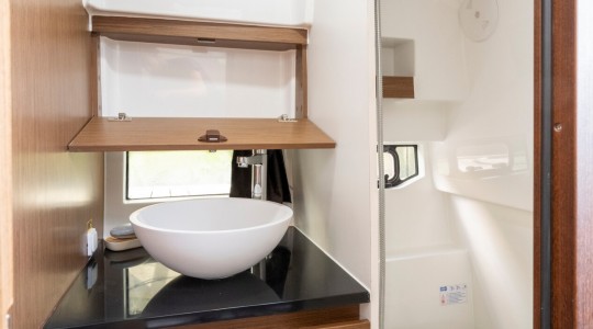 flyer_9_sundeck_foto_catalogo_beneteau_flyer_9_sundeck_14_bano.JPG