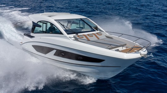 gran_turismo_32_foto_catalogo_beneteau_gran_turismo_32_ib_01_navegar_solarium_proa.JPG