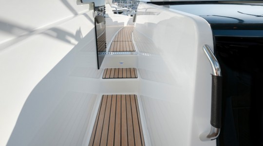gran_turismo_32_foto_catalogo_beneteau_gran_turismo_32_ib_03_acceso_a_proa.JPG
