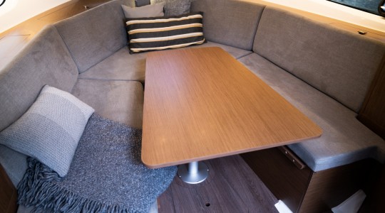 gran_turismo_32_foto_catalogo_beneteau_gran_turismo_32_ib_10_cabina_convertible_mesa.JPG