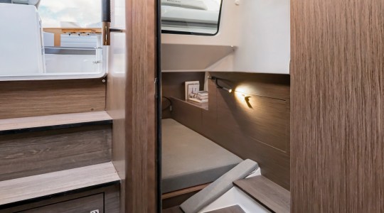gran_turismo_32_foto_catalogo_beneteau_gran_turismo_32_ib_12_acceso_cabina.JPG