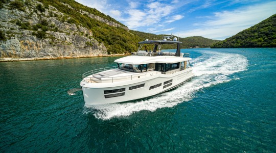 grand_trawler_62_foto_catalogo_beneteau_grand_trawler_62_00_navegar_de_dia.JPG