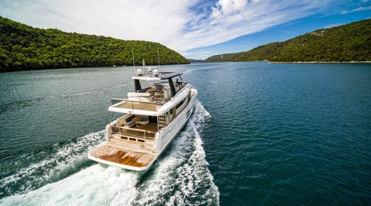 grand_trawler_62_foto_catalogo_beneteau_grand_trawler_62_03_navegando_vision_banera_popa.JPG