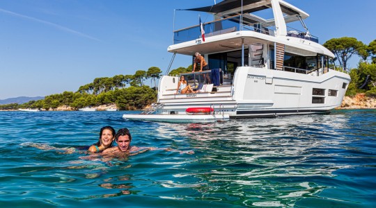 grand_trawler_62_foto_catalogo_beneteau_grand_trawler_62_04_lifestyle_vacaciones_nadar.JPG