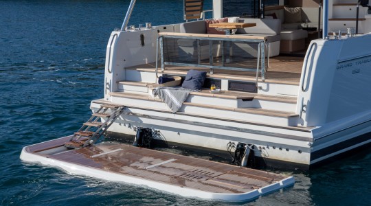 grand_trawler_62_foto_catalogo_beneteau_grand_trawler_62_06_plataforma_de_bano.JPG