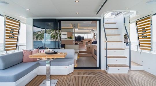 grand_trawler_62_foto_catalogo_beneteau_grand_trawler_62_07_banera_de_popa_comedor_exterior.JPG