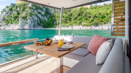 grand_trawler_62_foto_catalogo_beneteau_grand_trawler_62_08_desayuno_banera_de_popa_sofa_exterior.JPG