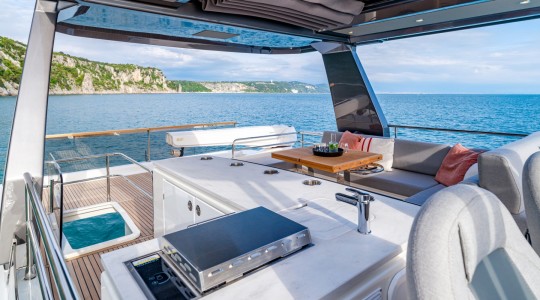 grand_trawler_62_foto_catalogo_beneteau_grand_trawler_62_09_acceso_flybridge.JPG