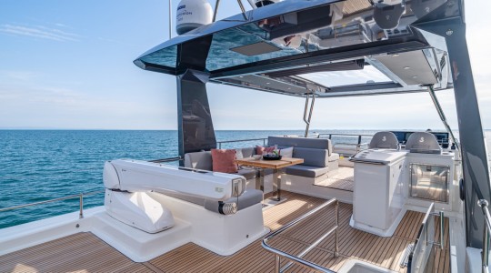 grand_trawler_62_foto_catalogo_beneteau_grand_trawler_62_10_flybridge_salon_comedor_cocina.JPG