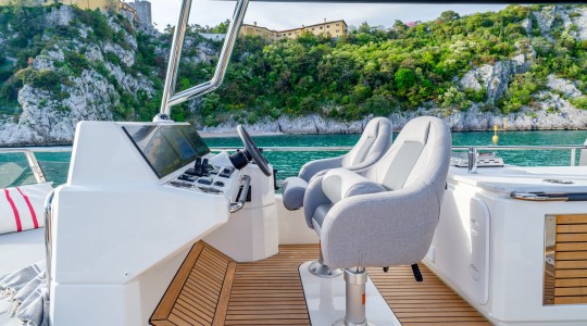 grand_trawler_62_foto_catalogo_beneteau_grand_trawler_62_12_puesto_de_mando_flybridge.JPG