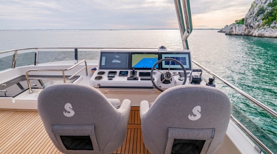 grand_trawler_62_foto_catalogo_beneteau_grand_trawler_62_13_puesto_de_mando_electronica.JPG